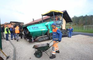 ASFALTIRANJE  PRED NK CERKNICA 02 FOTO LJUBO VUKELIČ